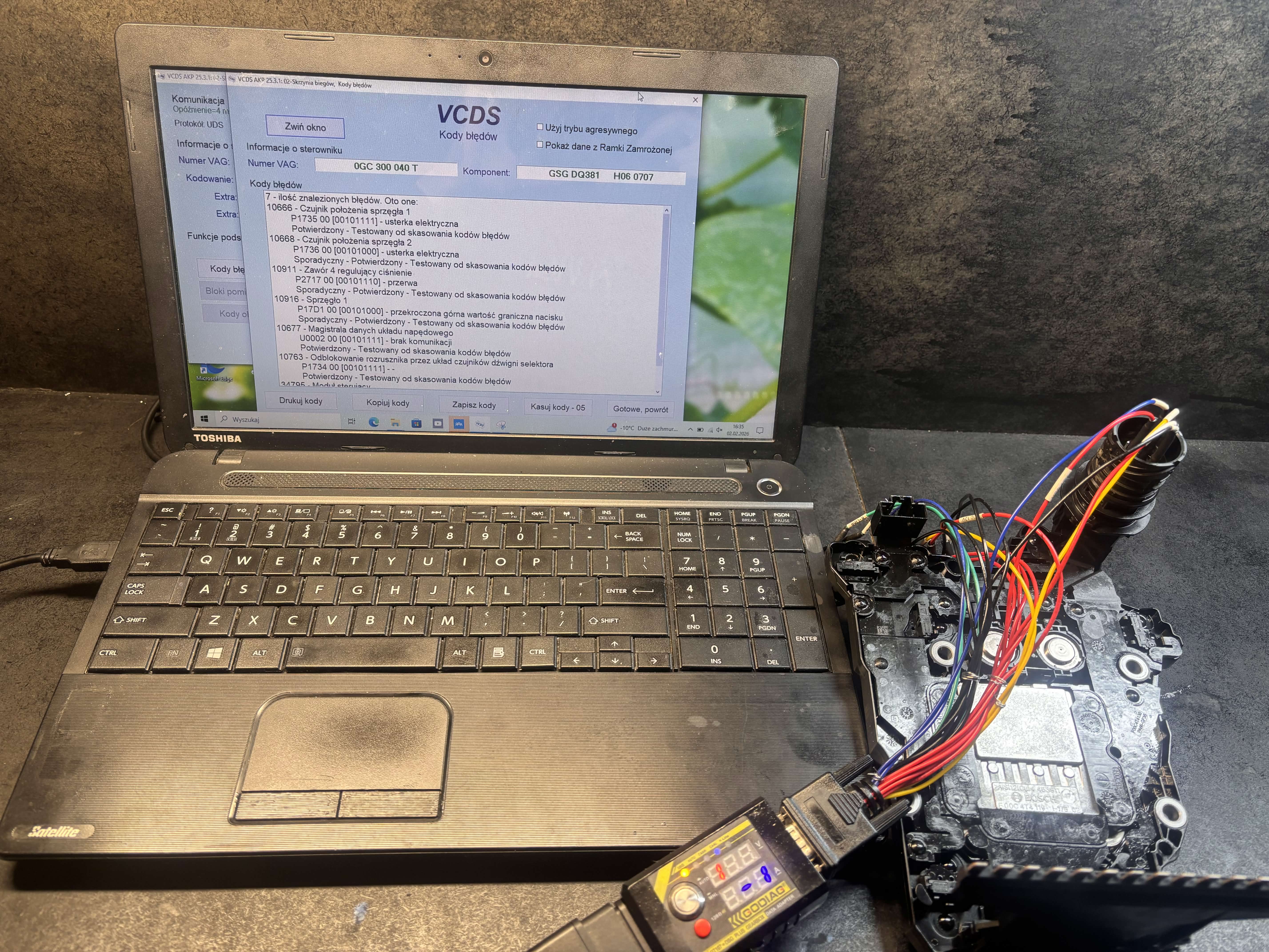 Laptop z programem VCDS pokazujący błędy P1735 i P1736